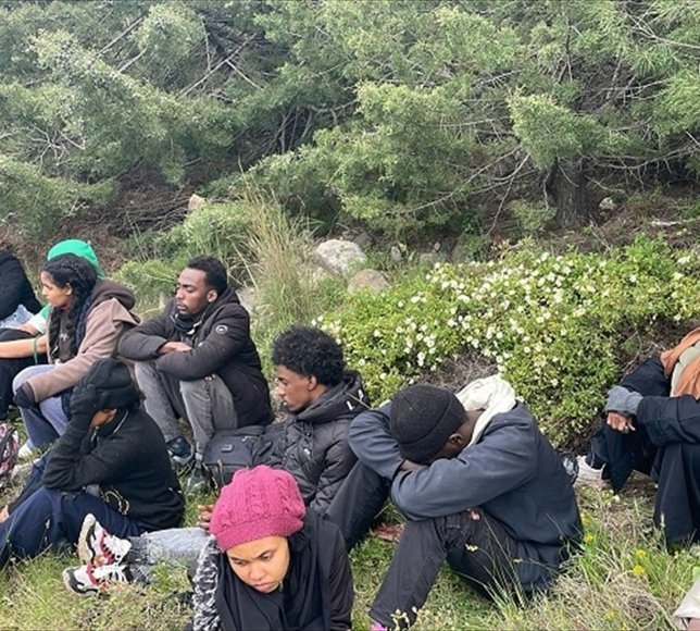 İzmir'de 26 düzensiz göçmen kurtarıldı, 19 göçmen yakalandı