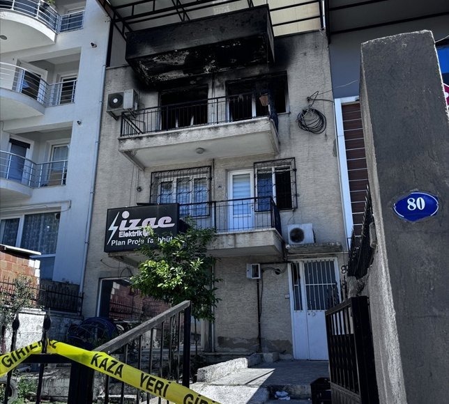 İzmir'de çıkan yangında yaşlı adam öldü, oğlu ağır yaralandı