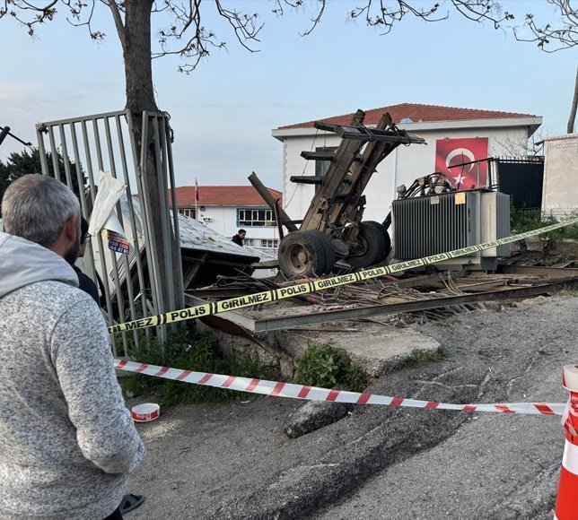 İzmir'de freni patlayan kamyonun okul bahçesine devrildiği kazada sürücü yaralandı