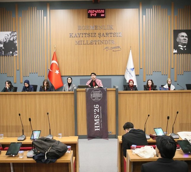 İzmir'de lise öğrencileri meclis deneyimi yaşadı