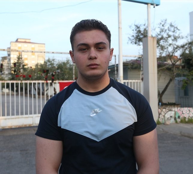 Kahramanmaraş'taki silahlı saldırının gerçekleştiği okula Türk bayrağı asıldı ve karanfil bırakıldı