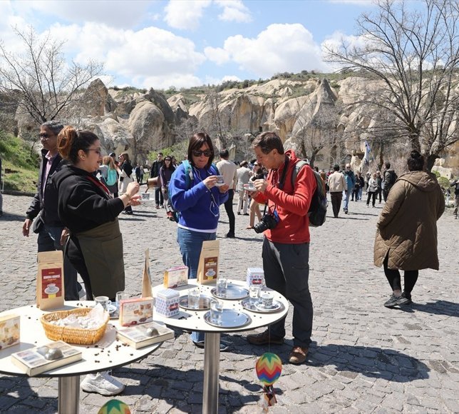 Kapadokya'da turistlere Türk kahvesi ile lokum ikram edildi