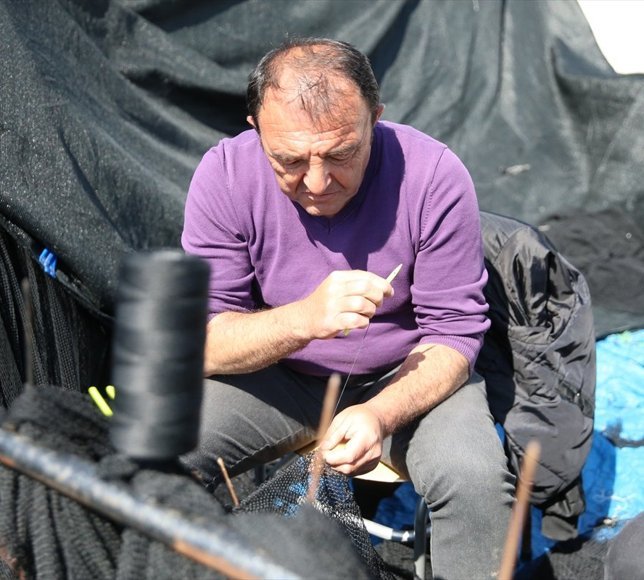 Karadenizli balıkçılar ağ bakımı mesaisine başladı