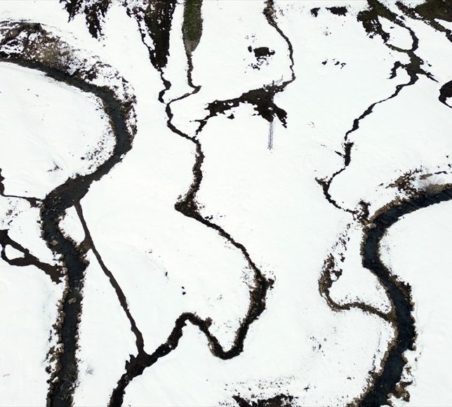 Karların erimeye başladığı Sarıkamış'ın doğası havadan görüntülendi