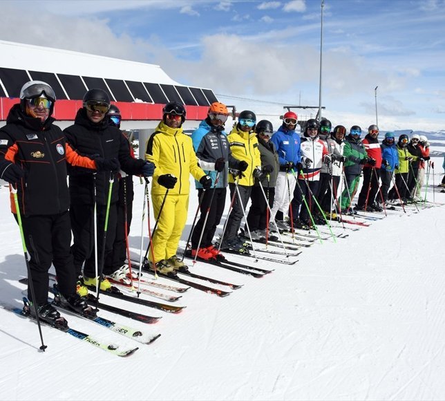 Kars'ta kayak ve snowboard kursları tamamlandı