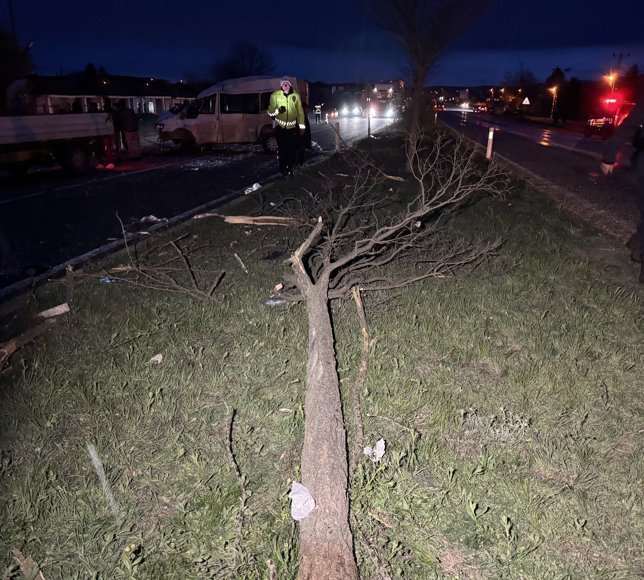 Kastamonu'da minibüs ile otomobilin çarpıştığı kazada 7 kişi yaralandı