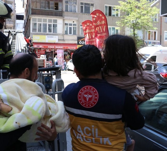 Kayseri'de apartmanda çıkan yangında dumandan etkilenen 5 kişi hastaneye kaldırıldı