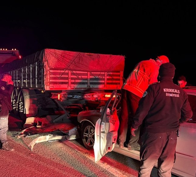 Kırıkkale'de tıra çarpan otomobilin sürücüsü yaralandı