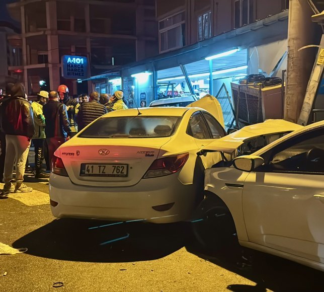 Kocaeli'de 5 aracın karıştığı zincirleme trafik kazasında 1 kişi yaralandı