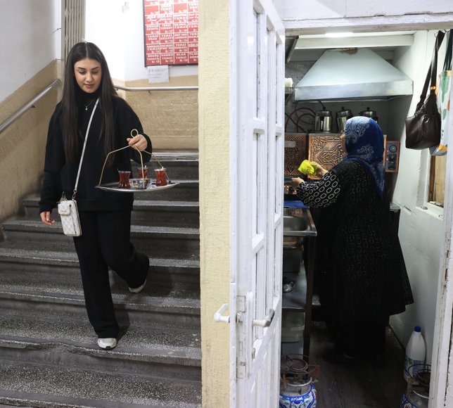 Kocasına destek için gittiği 2 metrekarelik çay ocağını kızlarıyla 4 yıldır işletiyor