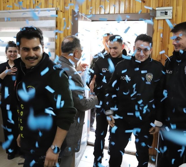 Konya'da kavga ihbarına giden polis ekiplerine çocuklardan sürpriz kutlama