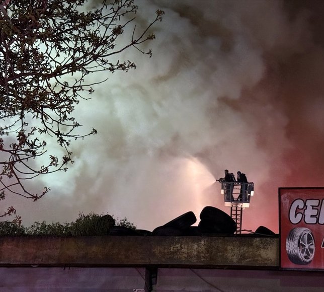 Konya'da oto lastikçiler sanayisinde çıkan yangında 2 kişi yaralandı