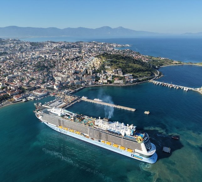 Kuşadası'na kruvaziyerle 4 bin 600 turist geldi