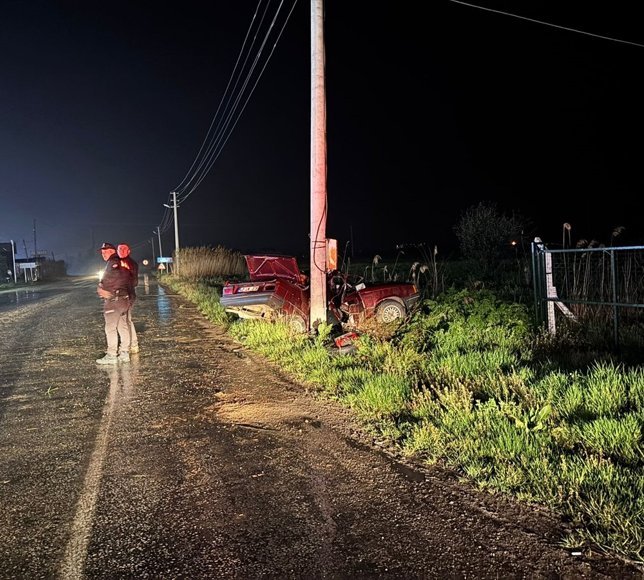 Kütahya'da otomobil beton direğe çarptı, 1 kişi öldü, 1 kişi yaralandı