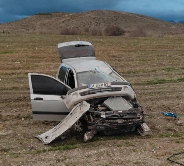Malatya'da devrilen otomobildeki anne ve iki çocuğu yaralandı