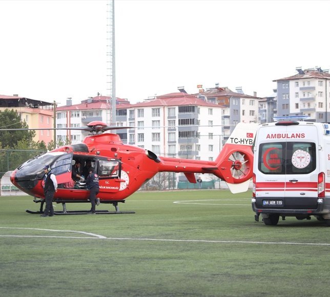 Malatya'da kalbi duran genç ambulans helikopterle hastaneye yetiştirildi