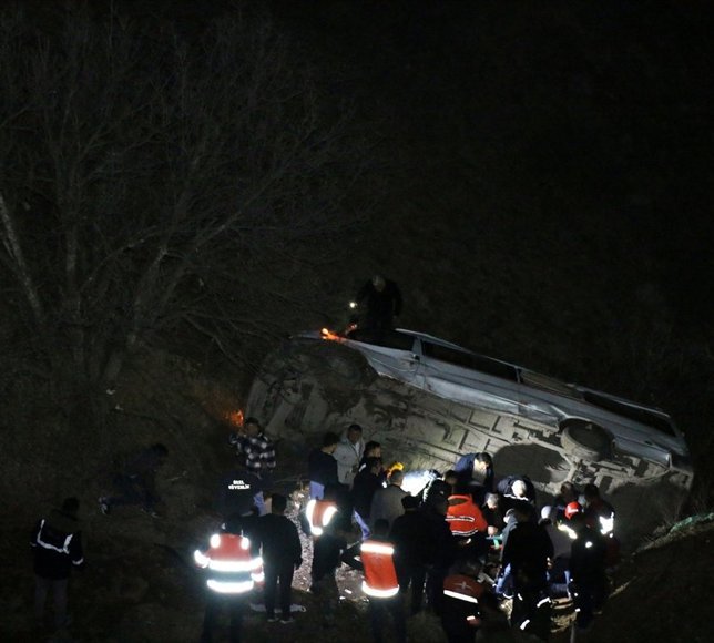 Malatya'da maden işçilerini taşıyan servis minibüsünün devrilmesi sonucu 2 kişi öldü, 10 kişi yaralandı