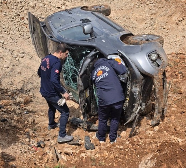 Mardin'de şarampole devrilen hafif ticari araçtaki 3 kişi yaralandı