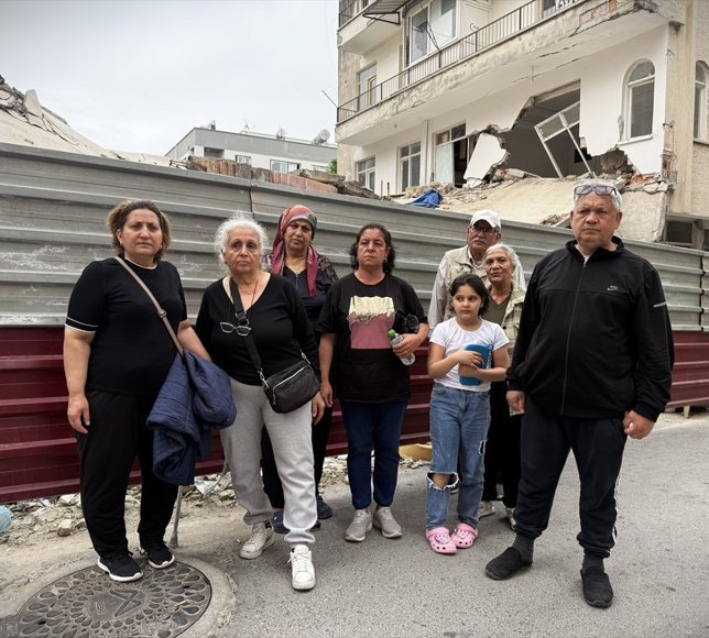 Mersin'de bina yıkımı sırasında hasar gören yandaki apartmanın sakinleri çözüm bekliyor