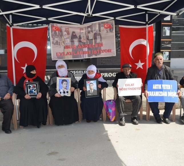 Muş'ta aileler, DEM Parti önündeki eylemlerini sürdürdü