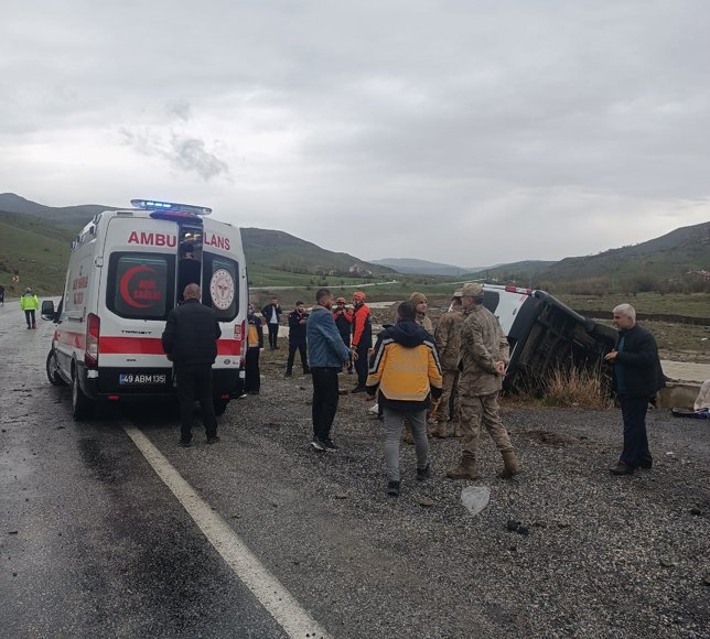 Muş'ta minibüsün devrilmesi sonucu 16 kişi yaralandı