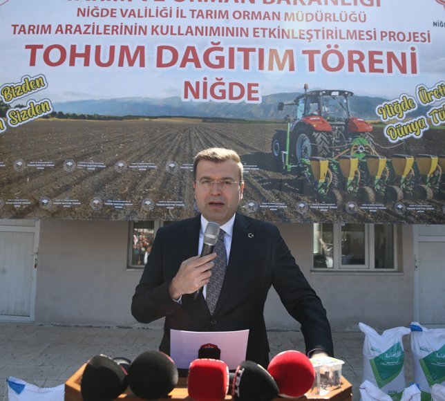 Niğde'de çiftçilere nohut ve kuru fasulye tohumu ile çilek fidesi dağıtıldı