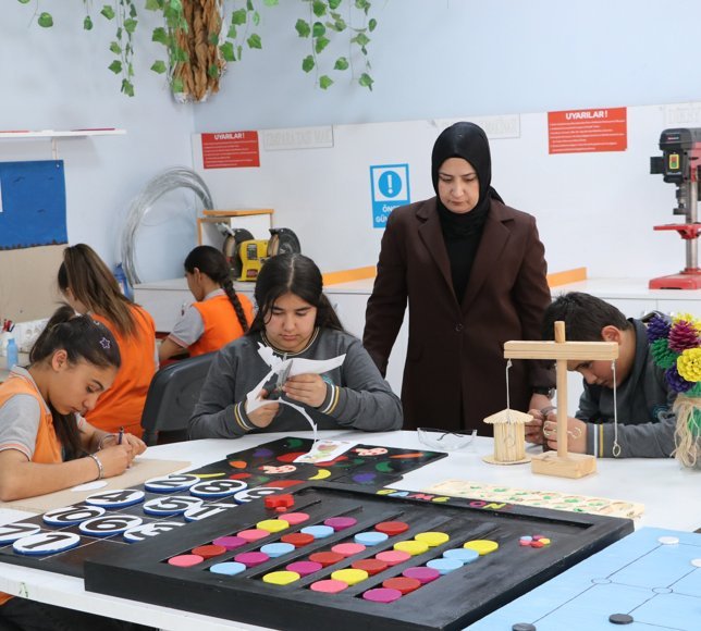 Ortaokul öğrencilerinin atık malzemelerden yaptığı ürünler köy okullarına kazandırılıyor