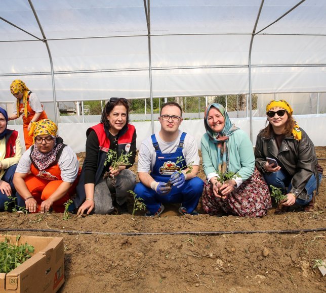 Özel gereksinimli bireyler toprakla uğraşarak rehabilite oluyor
