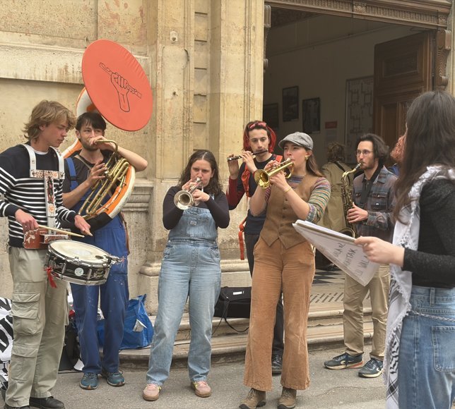Paris'te öğrenciler, İsrailli üniversitelerle işbirliğine karşı müzikli eylem yaptı