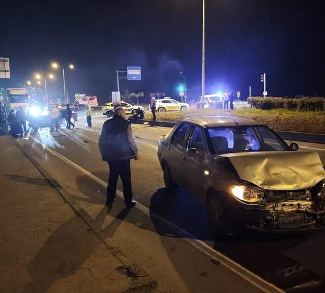 Rize'de iki otomobil çarpıştı, 4 kişi yaralandı