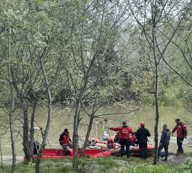 Sakarya Nehri'nde kaybolan çocuğu arama çalışmaları sürüyor