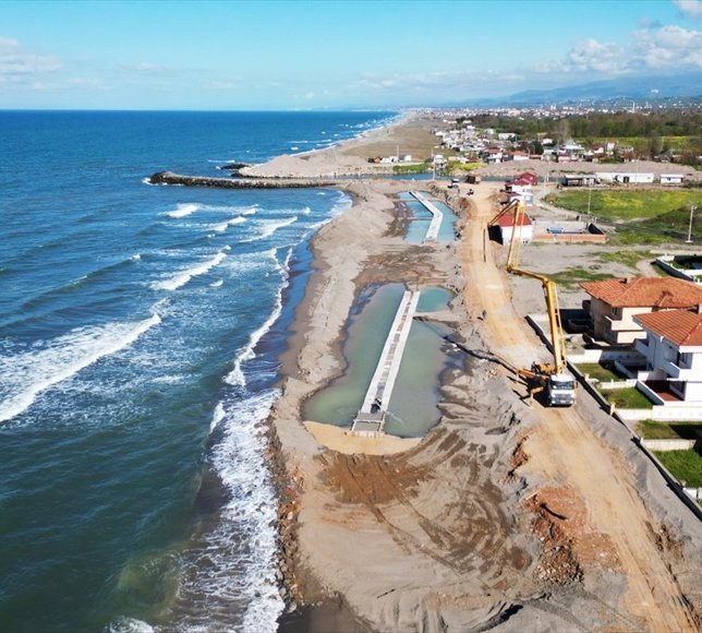 Sakarya'nın Karasu kıyısındaki erozyona sahil koruma duvarıyla önlem alınıyor