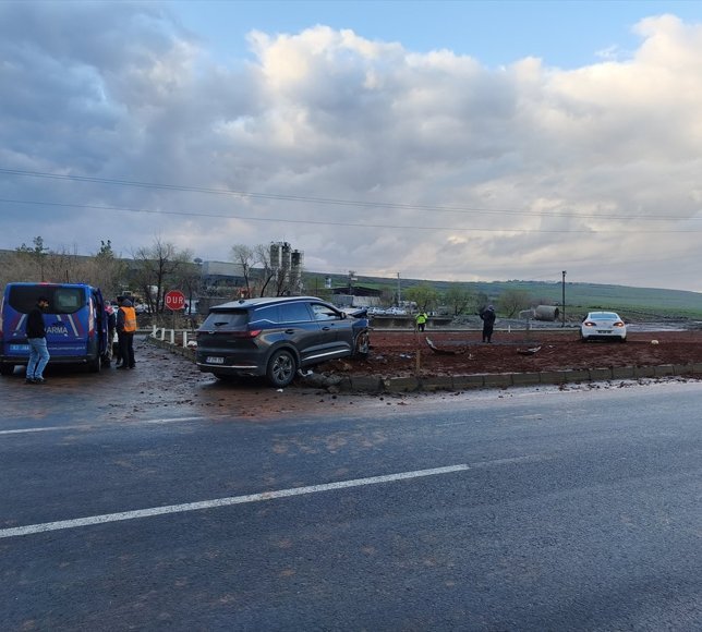 Şanlıurfa'da iki otomobilin çarpıştığı kazada 8 kişi yaralandı