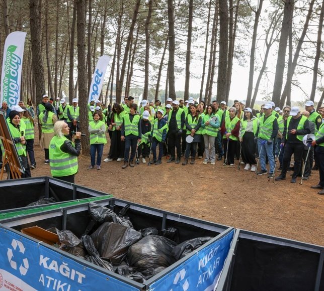 'Sıfır Atık ile Doğaya Saygı Duy' projesi kapsamında İstanbul'da çevre temizliği yapıldı