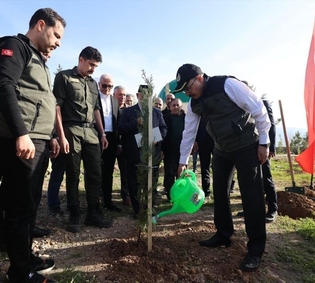 Siirt'te 1000 fidan toprakla buluşturuldu