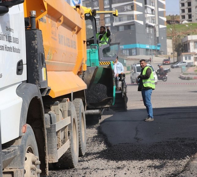Siirt'te 26 noktada 50 bin ton asfalt ve 25 kilometrelik yol yenileme çalışmaları başlatıldı