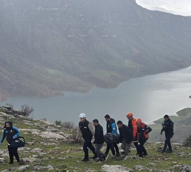 Siirt'te kayalıklardan düşerek yaralanan kişi kurtarıldı