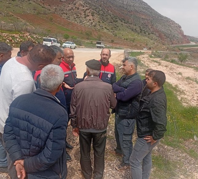 Siirt'te sağanak nedeniyle oluşan hasarın tespiti ve kapanan yolların açılması için çalışma yapıldı