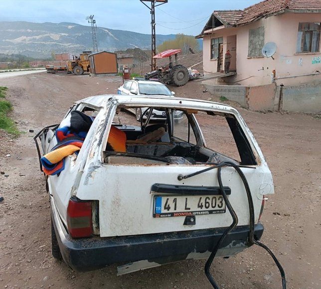 Sinop'ta devrilen otomobildeki 2 kişi yaralandı