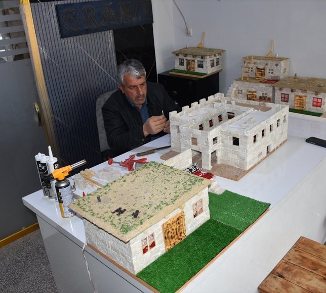 Şırnak'ın toprak damlı evlerini maketlerde yaşatıyor