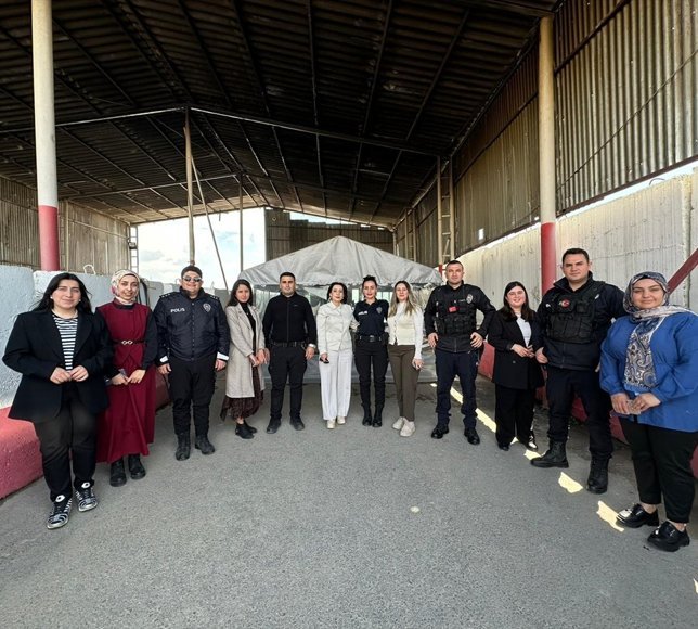 Şırnak'ta kadınlardan polislere sürpriz kutlama