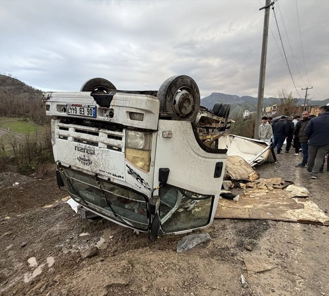 Şırnak'ta kamyonetin yayaya çarpıp devrildiği kazada 2 kişi yaralandı