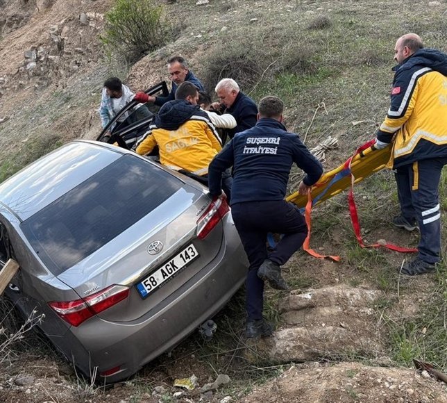 Sivas'ta şarampole devrilen otomobildeki 3 kişi yaralandı