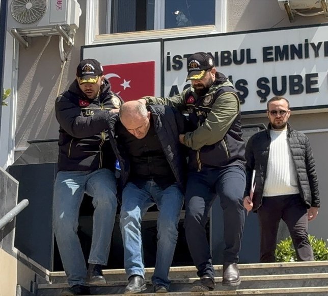 Sosyal medyada polis yeleğiyle yayın yapan şüpheli adliyede