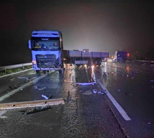 TAG Otoyolu'nda çekiciyle çarpışan kamyonetteki 1 kişi öldü, 1 kişi yaralandı