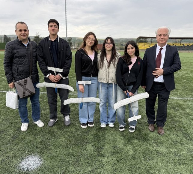 Tekirdağ'da lise öğrencileri tasarladıkları planör uçaklarla yarışıyor