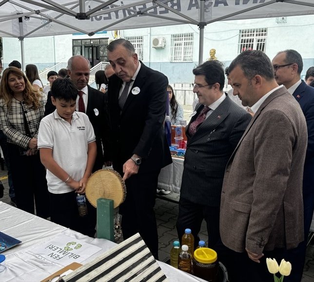 Tekirdağ'da 'Sıfır Atık' sergisinde öğrencilerin geri dönüşüm temalı çalışmaları beğeniye sunuldu