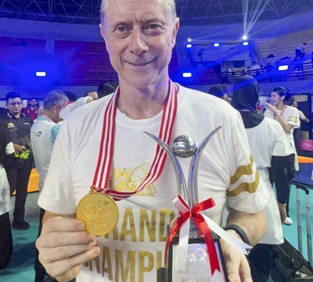 Türk antrenör Bülent Karslıoğlu, Endonezya'da üst üste ikinci şampiyonluğu yaşadı