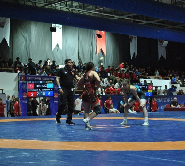 Uluslararası Zafer Kupası Güreş Turnuvası Antalya'da başladı