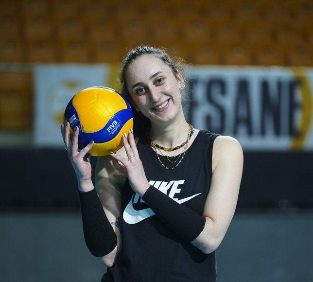 VakıfBanklı voleybolcu Ayça Aykaç Altıntaş'ın hedefi sarı-siyahlı takıma kupayla veda etmek:
